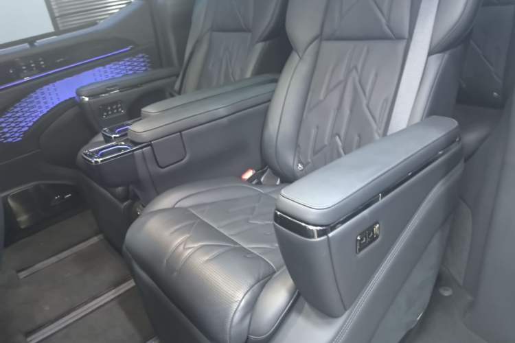 Used Zeekr 009 2024 Six-Seat Executive Version 4WD 108 kWh Left Rear Seat