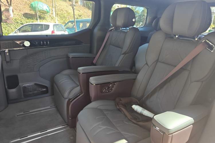 Used Zeekr 009 2024 7-Seater Walk-Through Version Four-Wheel Drive 108 kWh Left Rear Seat