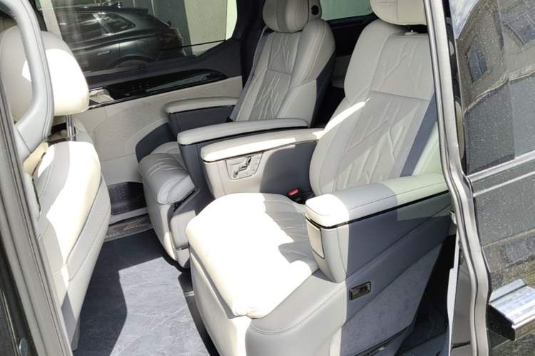 Used Zeekr 009 2024 7-Seater Walk-Through Version Four-Wheel Drive 108 kWh Left Rear Seat