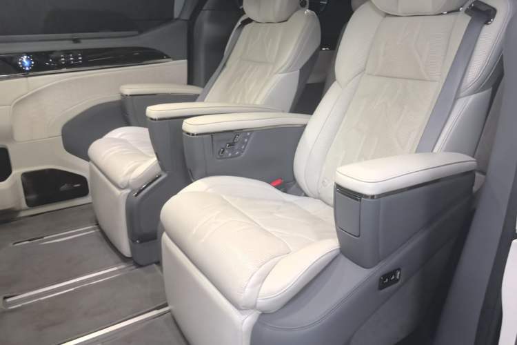 Used Zeekr 009 2024 7-Seater Walk-Through Version Four-Wheel Drive 108 kWh Left Rear Seat