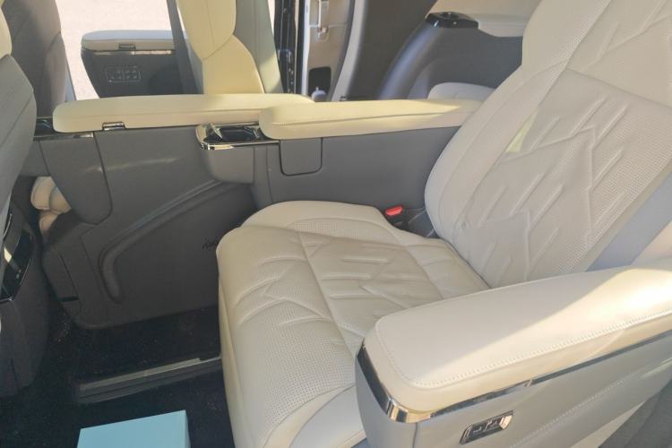 Used Zeekr 009 2024 Six-Seat Executive Version 4WD 108 kWh Left Rear Seat