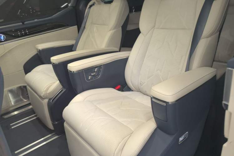 Used Zeekr 009 2024 7-Seater Walk-Through Version Four-Wheel Drive 108 kWh Left Rear Seat
