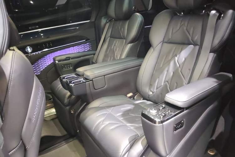 Used Zeekr 009 2024 Six-Seat Executive Version 4WD 108 kWh Left Rear Seat