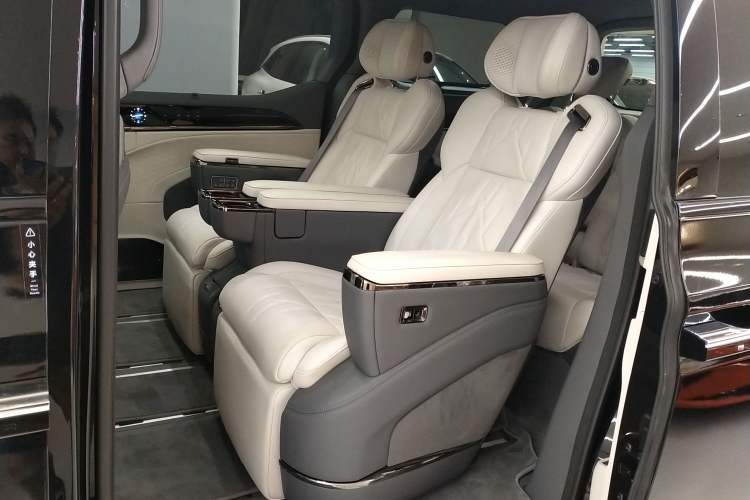 Used Zeekr 009 2024 Six-Seat Executive Version 4WD 108 kWh Left Rear Seat