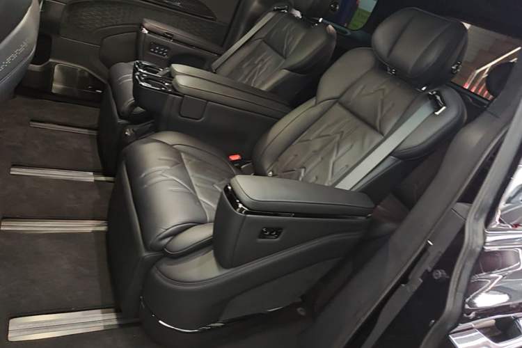 Used Zeekr 009 2024 Six-Seat Executive Version 4WD 108 kWh Left Rear Seat