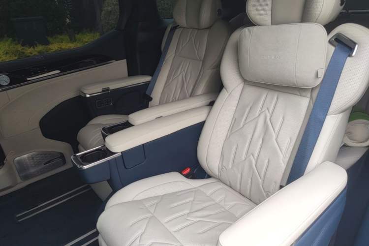 Used Zeekr 009 2024 Six-Seat Executive Version 4WD 108 kWh Left Rear Seat