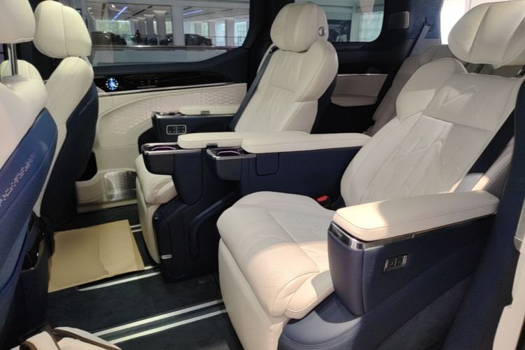 Used Zeekr 009 2024 Six-Seat Executive Version 4WD 108 kWh Left Rear Seat