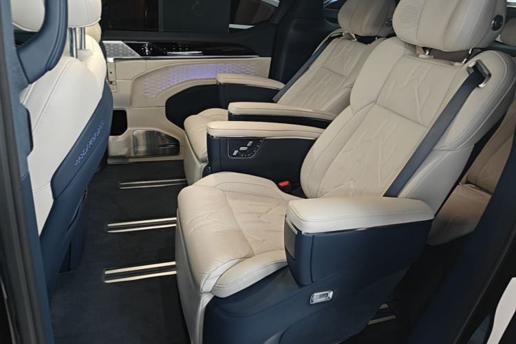 Used Zeekr 009 2024 7-Seater Walk-Through Version Four-Wheel Drive 108 kWh Left Rear Seat