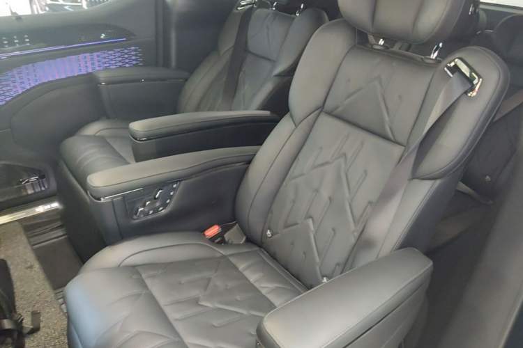 Used Zeekr 009 2024 7-Seater Walk-Through Version Four-Wheel Drive 108 kWh Left Rear Seat