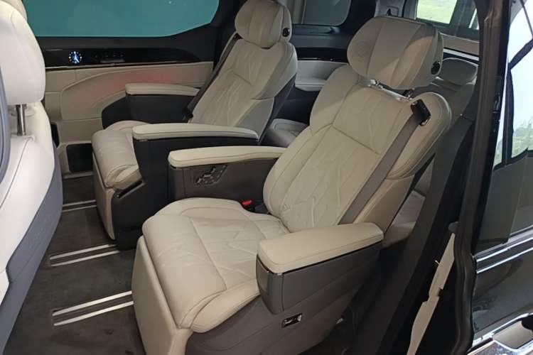Used Zeekr 009 2024 7-Seater Walk-Through Version Four-Wheel Drive 108 kWh Left Rear Seat