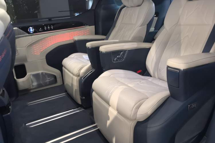 Used Zeekr 009 2024 7-Seater Walk-Through Version Four-Wheel Drive 108 kWh Left Rear Seat