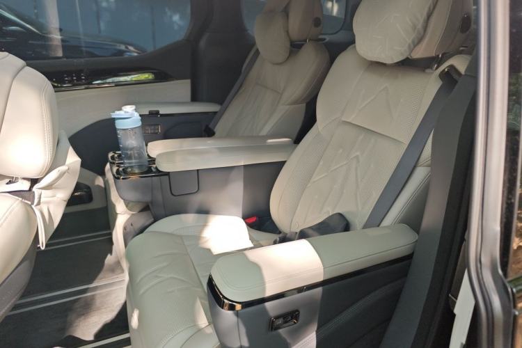 Used Zeekr 009 2024 Six-Seat Executive Version 4WD 108 kWh Left Rear Seat