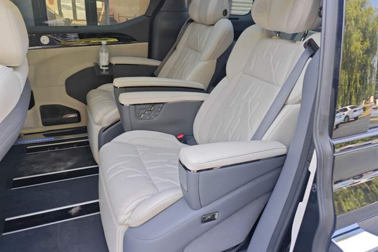 Used Zeekr 009 2024 7-Seater Walk-Through Version Four-Wheel Drive 108 kWh Left Rear Seat