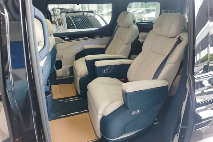 Used Zeekr 009 2024 7-Seater Walk-Through Version Four-Wheel Drive 108 kWh Left Rear Seat
