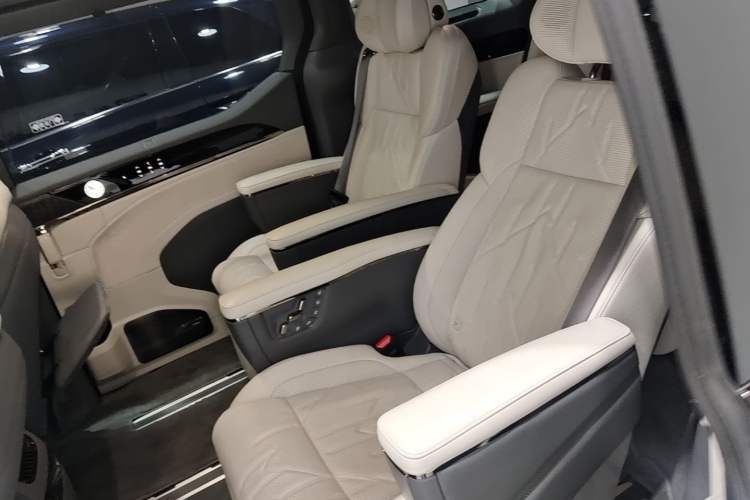 Used Zeekr 009 2024 7-Seater Walk-Through Version Four-Wheel Drive 108 kWh Left Rear Seat