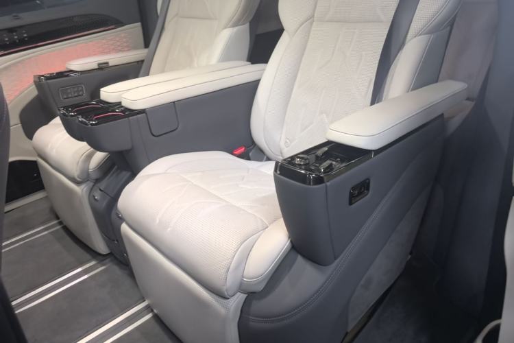 Used Zeekr 009 2024 Six-Seat Executive Version 4WD 108 kWh Left Rear Seat