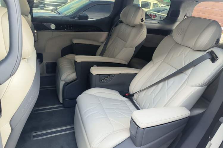 Used Zeekr 009 2024 7-Seater Walk-Through Version Four-Wheel Drive 108 kWh Left Rear Seat