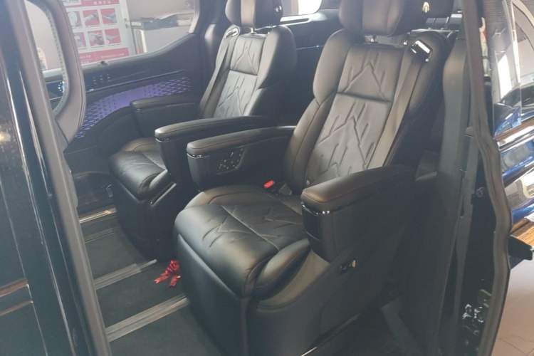 Used Zeekr 009 2024 7-Seater Walk-Through Version Four-Wheel Drive 108 kWh Left Rear Seat