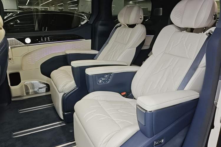 Used Zeekr 009 2024 7-Seater Walk-Through Version Four-Wheel Drive 108 kWh Left Rear Seat
