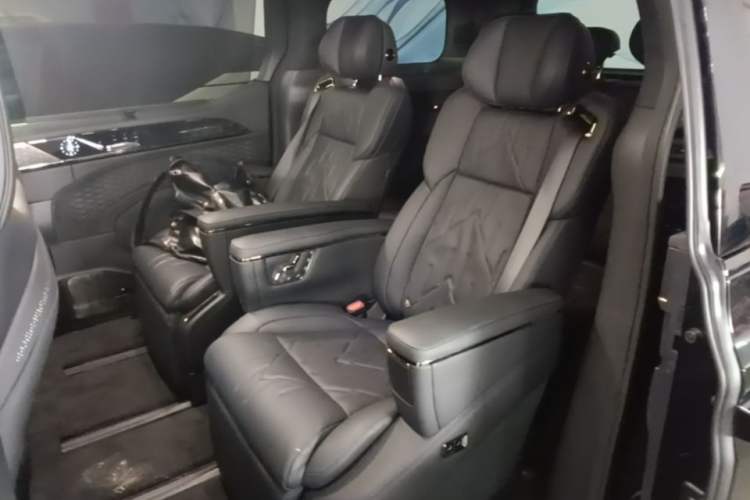 Used Zeekr 009 2024 7-Seater Walk-Through Version Four-Wheel Drive 108 kWh Left Rear Seat