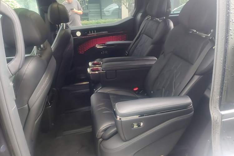 Used Zeekr 009 2024 Six-Seat Executive Version 4WD 108 kWh Left Rear Seat