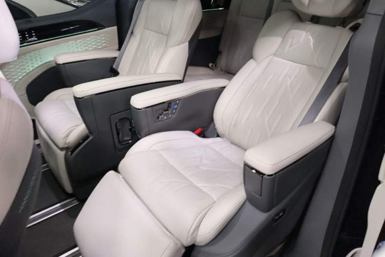 Used Zeekr 009 2024 7-Seater Walk-Through Version Four-Wheel Drive 108 kWh Left Rear Seat