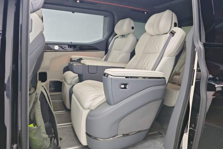 Used Zeekr 009 2024 Six-Seat Executive Version 4WD 108 kWh Left Rear Seat