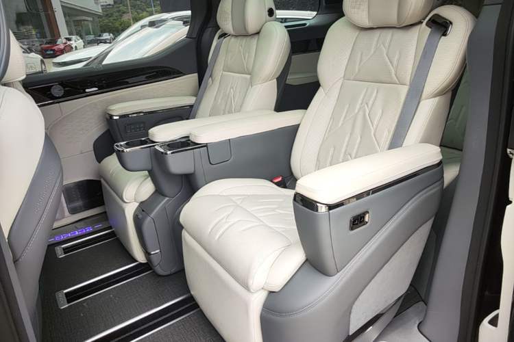 Used Zeekr 009 2024 Six-Seat Executive Version 4WD 108 kWh Left Rear Seat