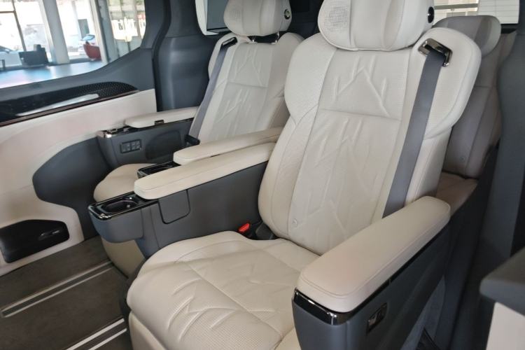 Used Zeekr 009 2024 Six-Seat Executive Version 4WD 108 kWh Left Rear Seat