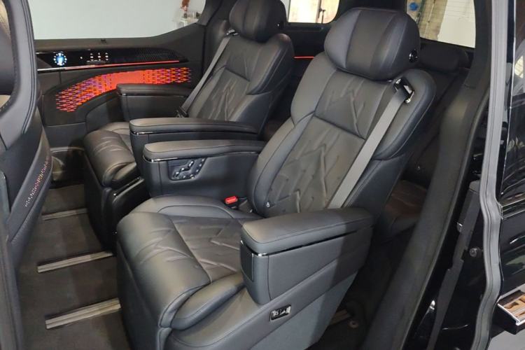Used Zeekr 009 2024 7-Seater Walk-Through Version Four-Wheel Drive 108 kWh Left Rear Seat