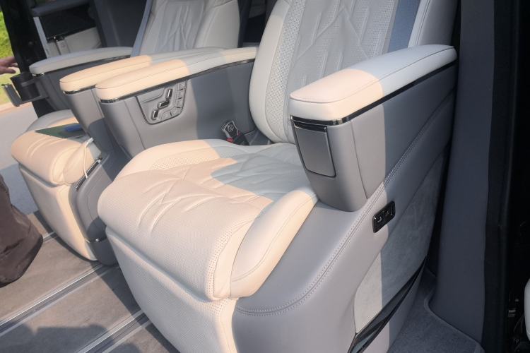 Used Zeekr 009 2024 7-Seater Walk-Through Version Four-Wheel Drive 108 kWh Left Rear Seat