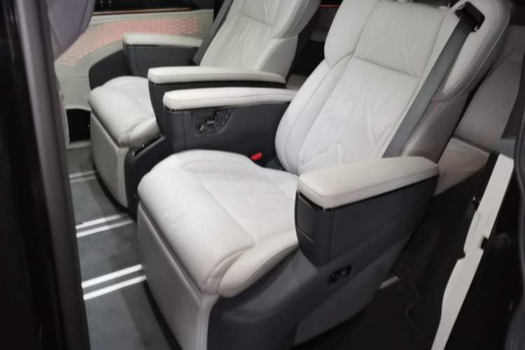 Used Zeekr 009 2024 7-Seater Walk-Through Version Four-Wheel Drive 108 kWh Left Rear Seat