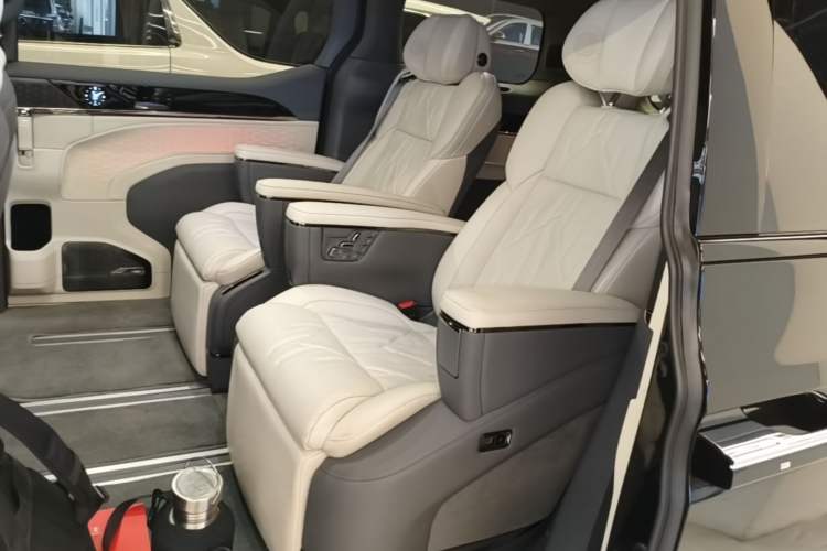 Used Zeekr 009 2024 7-Seater Walk-Through Version Four-Wheel Drive 108 kWh Left Rear Seat