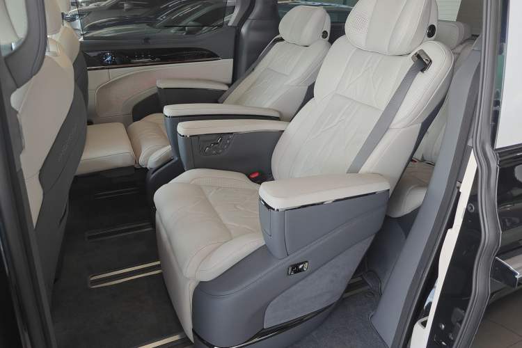 Used Zeekr 009 2024 7-Seater Aisle Version 108 kWh Left Rear Seat