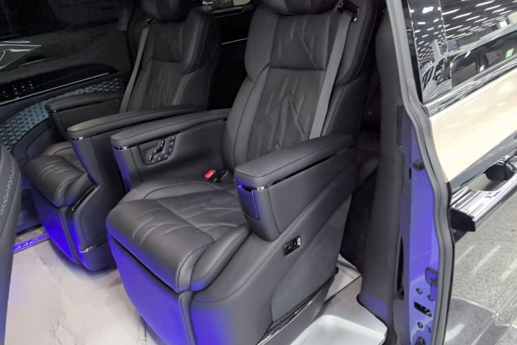 Used Zeekr 009 2024 7-Seater Walk-Through Version Four-Wheel Drive 108 kWh Left Rear Seat