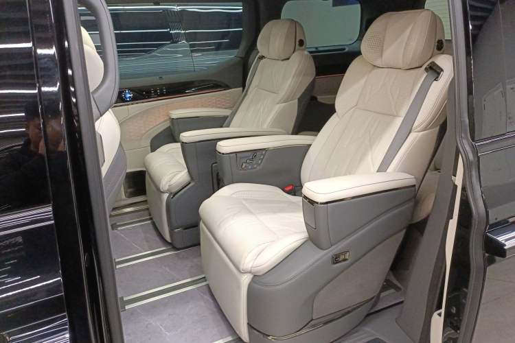 Used Zeekr 009 2024 7-Seater Walk-Through Version Four-Wheel Drive 108 kWh Left Rear Seat