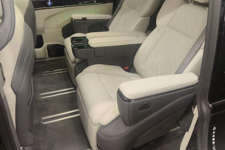 Used Zeekr 009 2024 Six-Seat Executive Version 4WD 108 kWh Left Rear Seat