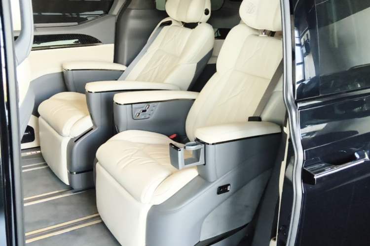Used Zeekr 009 2024 7-Seater Walk-Through Version Four-Wheel Drive 108 kWh Left Rear Seat