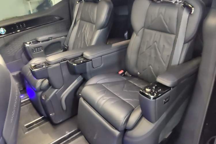 Used Zeekr 009 2024 Six-Seat Executive Version 4WD 140 kWh Left Rear Seat