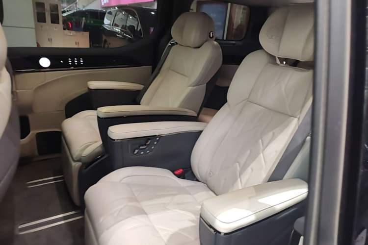 Used Zeekr 009 2024 7-Seater Walk-Through Version Four-Wheel Drive 108 kWh Left Rear Seat