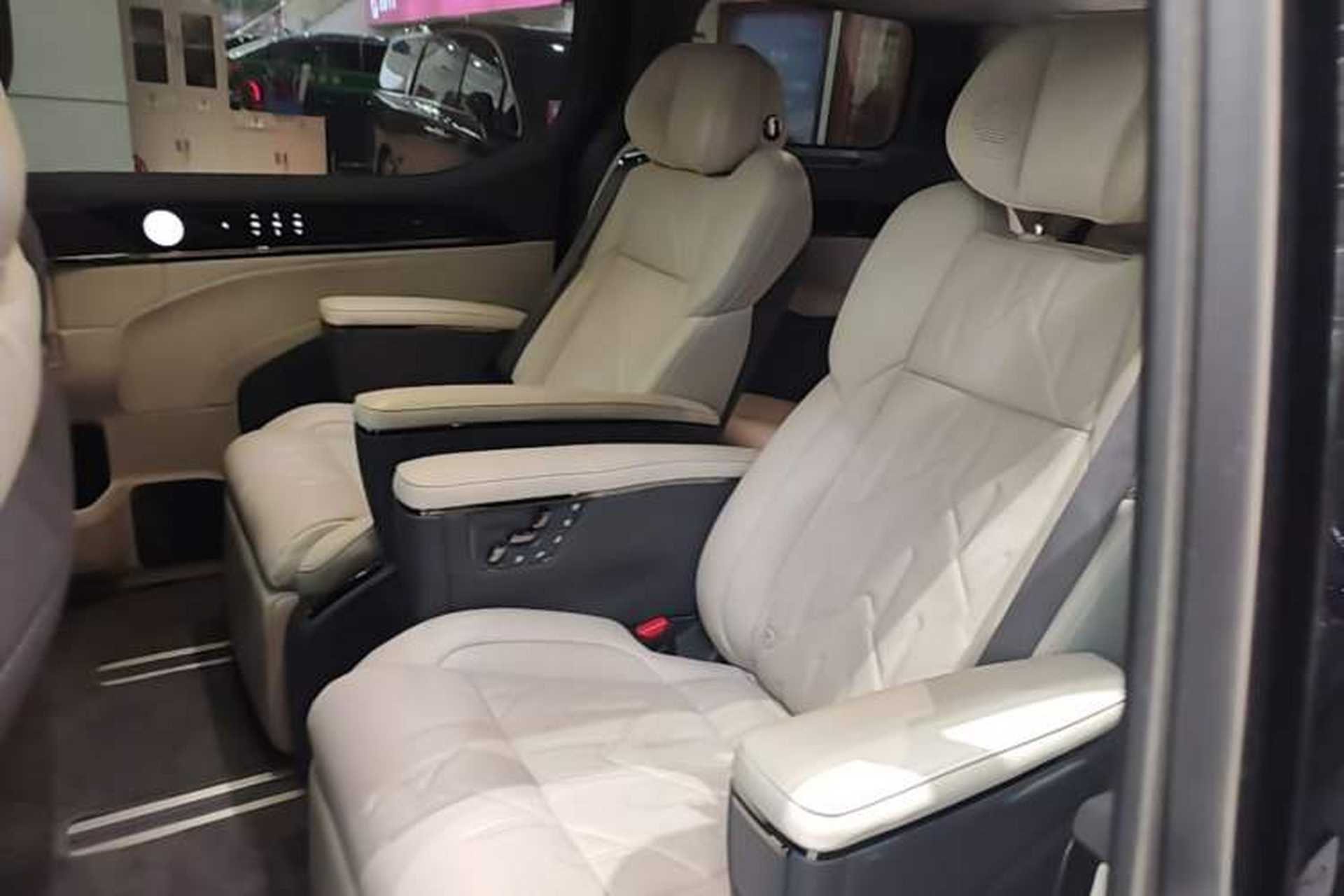 Used Zeekr 009 2024 7-Seater Walk-Through Version Four-Wheel Drive 108 kWh Left Rear Seat