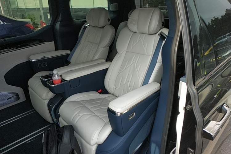 Used Zeekr 009 2024 Six-Seat Executive Version 4WD 108 kWh Left Rear Seat