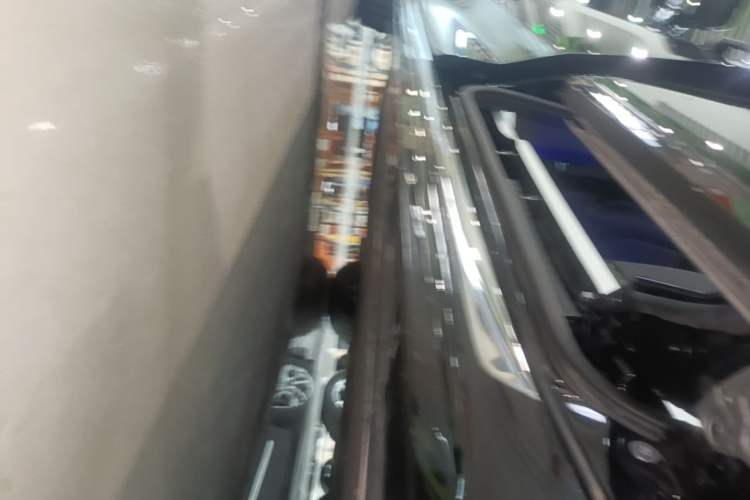 Used Zeekr 009 2024 7-Seater Walk-Through Version Four-Wheel Drive 108 kWh Left Side Sill