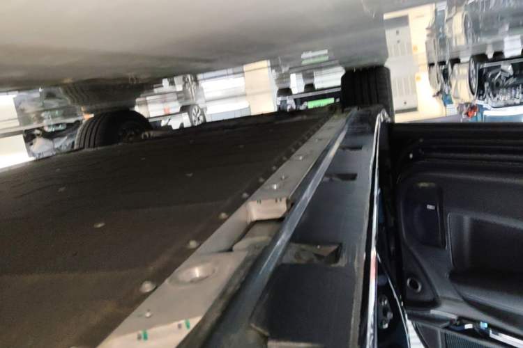 Used Zeekr 009 2024 7-Seater Aisle Version 108 kWh Left Side Sill