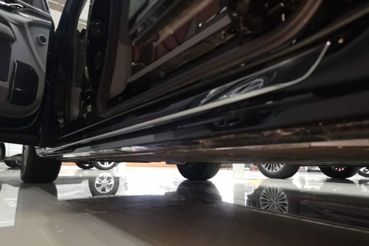 Used Zeekr 009 2024 7-Seater Aisle Version 108 kWh Left Side Sill