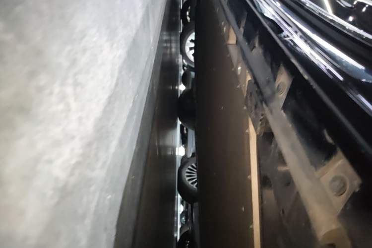 Used Zeekr 009 2024 Six-Seat Executive Version 4WD 108 kWh Left Side Sill