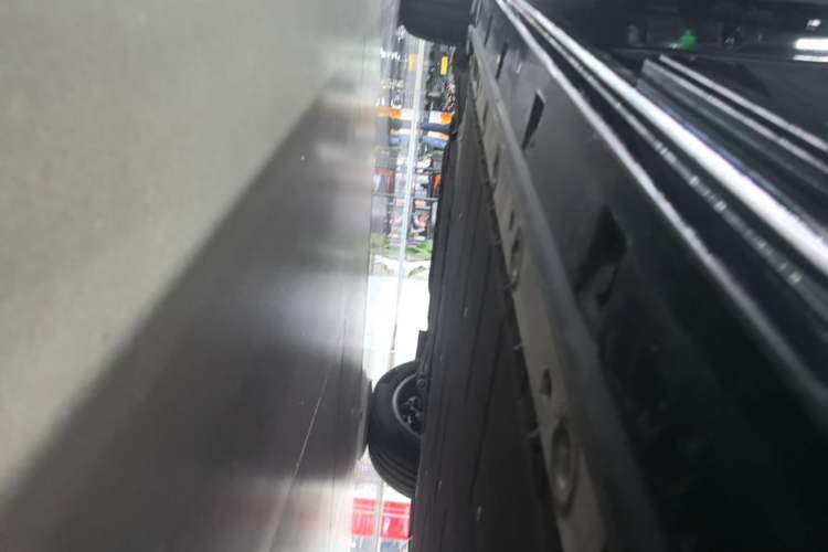 Used Zeekr 009 2024 Six-Seat Executive Version 4WD 140 kWh Left Side Sill