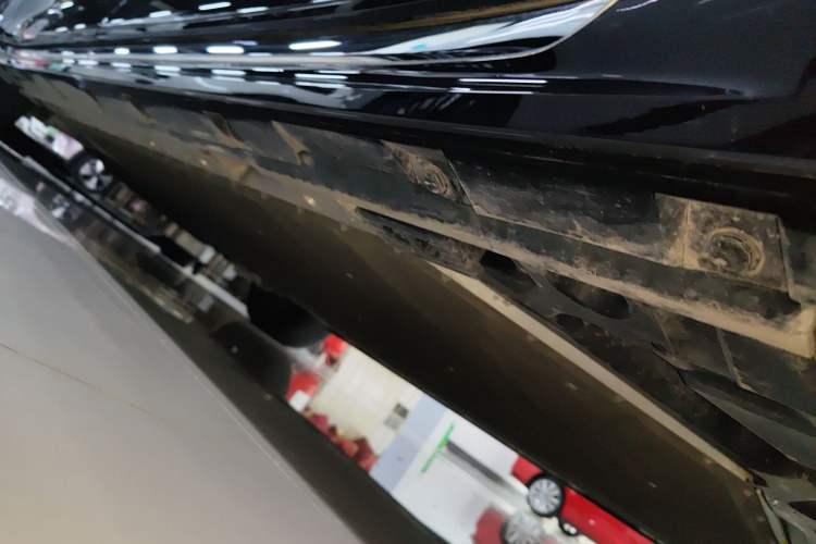 Used Zeekr 009 2024 Six-Seat Executive Version 4WD 108 kWh Left Side Sill