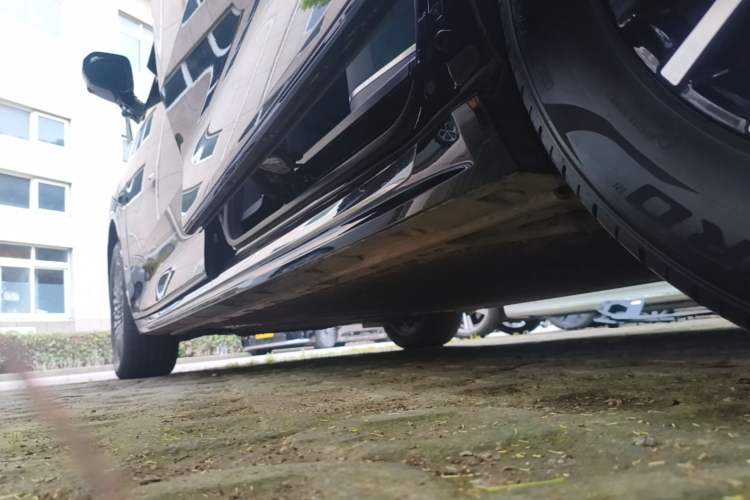 Used Zeekr 009 2024 Six-Seat Executive Version 4WD 108 kWh Left Side Sill