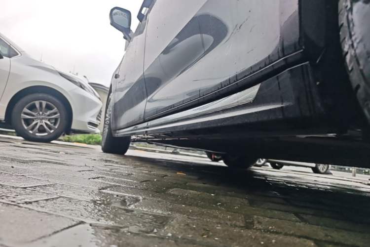 Used Zeekr 009 2024 7-Seater Aisle Version 108 kWh Left Side Sill